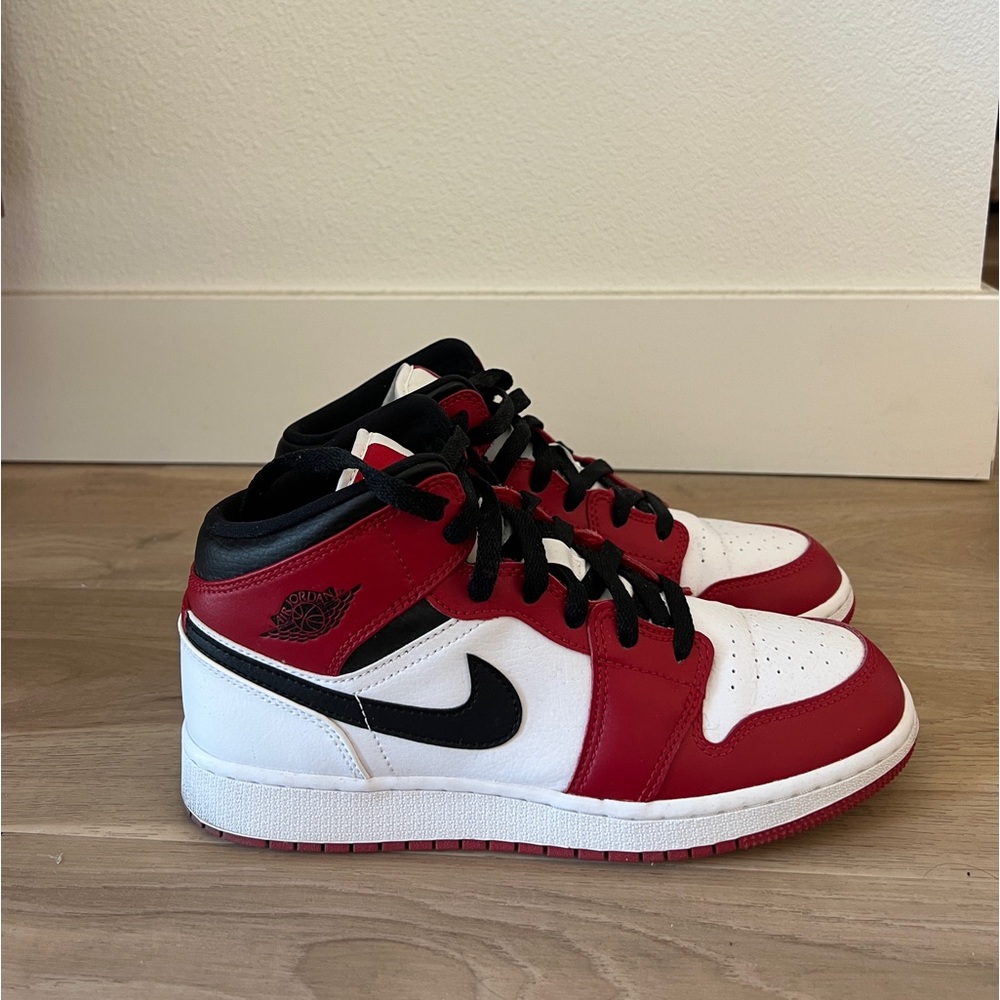 Jordan 1 Mid Chicago (2020) (GS) Size: US 6.5Y